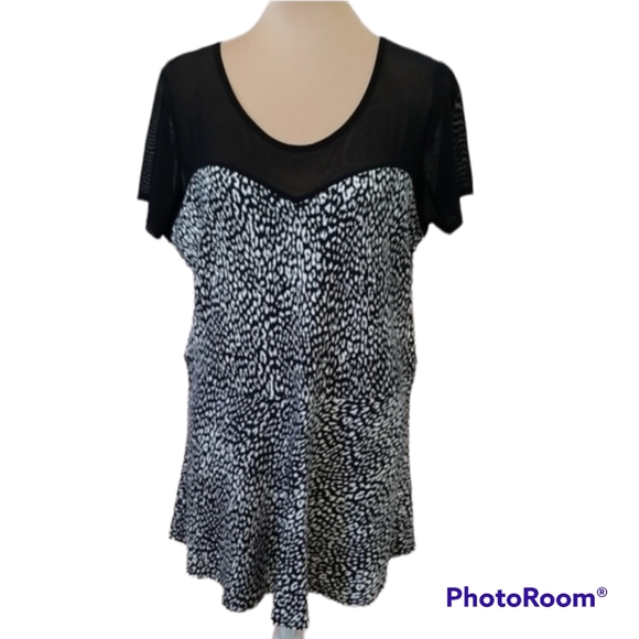 Torrid black and white peplum top, size 2X - Picture 3 of 16